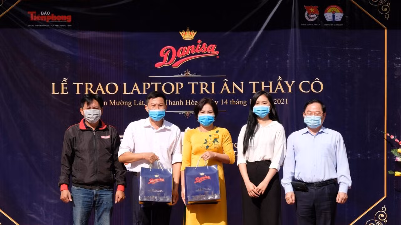 Nhà báo Lê Xuân Sơn, người đẹp Thể thao cuộc thi Hoa hậu Việt Nam 2020 Phù Bảo Nghi và ông Vũ Tuấn Ngọc – Giám đốc bán hàng khu vực của Danisa trao tặng bánh tri ân đến các giáo viên