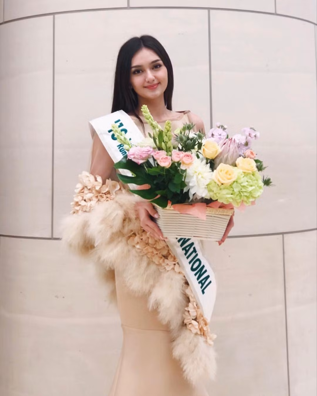 Ahtisa Manalo sinh năm 1997 tại Candelaria, Quezon. Cô tốt nghiệp chuyên ngành kế toán và đã theo đuổi lĩnh vực này nhiều năm nay. Ahtisa Manalo cao 1,73 m, có thân hình quyến rũ. Cô từng tham gia cuộc thi Binibining Pilipinas - Hoa hậu Philippines 2018 và dừng chân ở vị trí Á hậu 2.