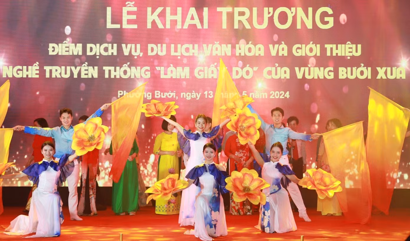Quang cảnh lễ khai trương điểm dịch vụ du lịch.