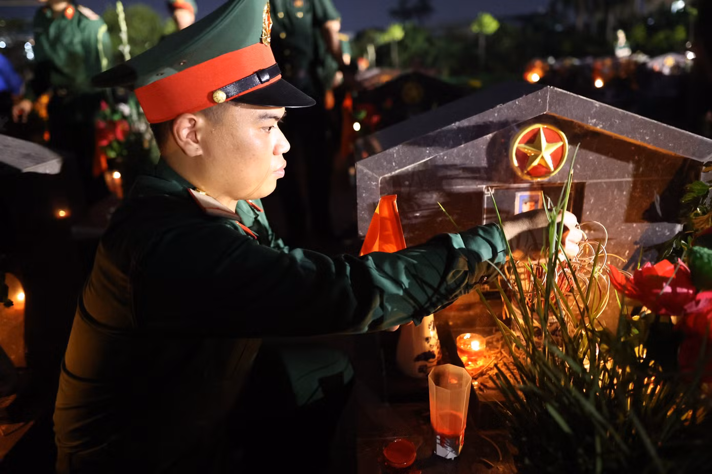 Đoàn viên thanh niên dâng hương, thắp nến tri ân tại phần mộ liệt sĩ. Ảnh: Như Ý