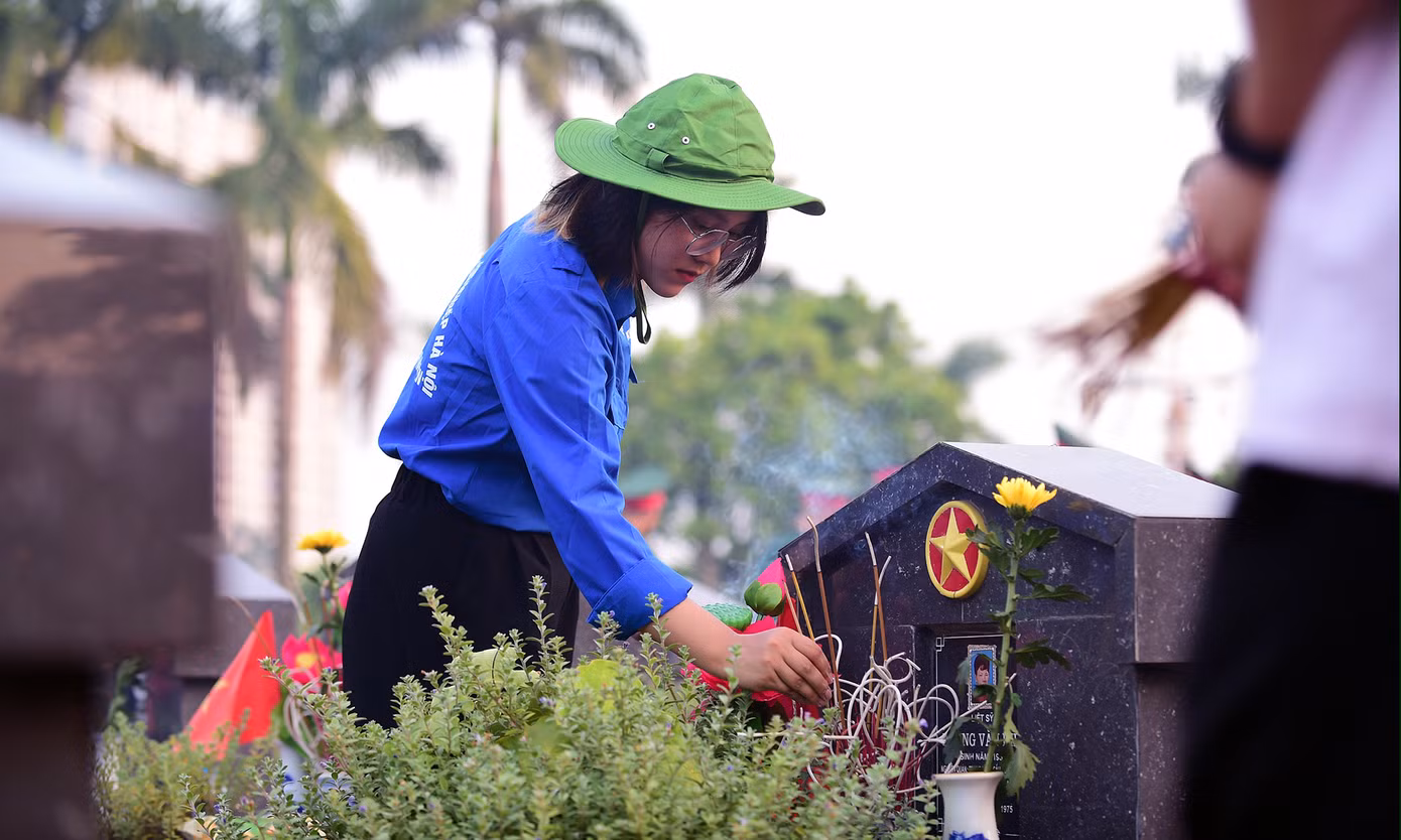 Đoàn viên thanh niên dâng hương, thắp nến tri ân các Anh hùng liệt sĩ. Ảnh: Như Ý - Xuân Tùng