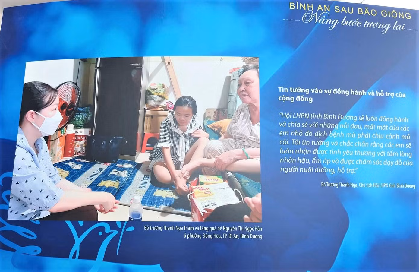 Bà Trương Thanh Nga, Chủ tịch Hội LHPN tỉnh Bình Dương, thăm, tặng quà cho bé Nguyễn Thị Ngọc Hân ở phường Đông Hòa, TP Dĩ An