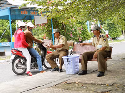 Trạm thu phí dưới chân núi Cấm 