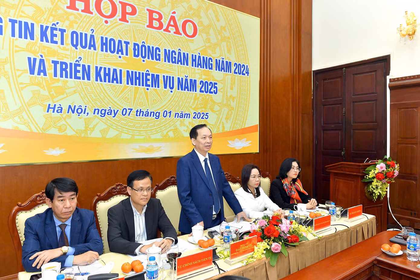 Lãnh đạo Ngân hàng Nhà nước chủ trì họp báo.