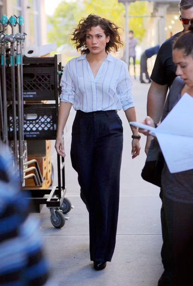 Jennifer Lopez táo bạo với đầm xẻ sâu ảnh 4
