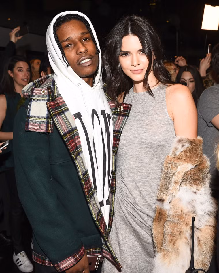 Phong thái đẳng cấp và ấn tượng của em gái Kim Kardashian ảnh 14
