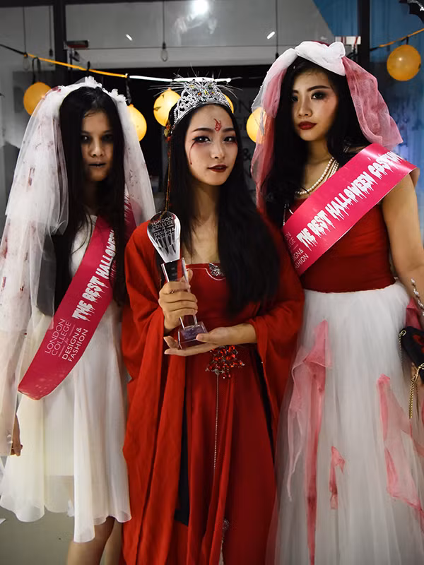 'Ma nữ' khoe nhan sắc mê hồn trong đêm Halloween ảnh 9