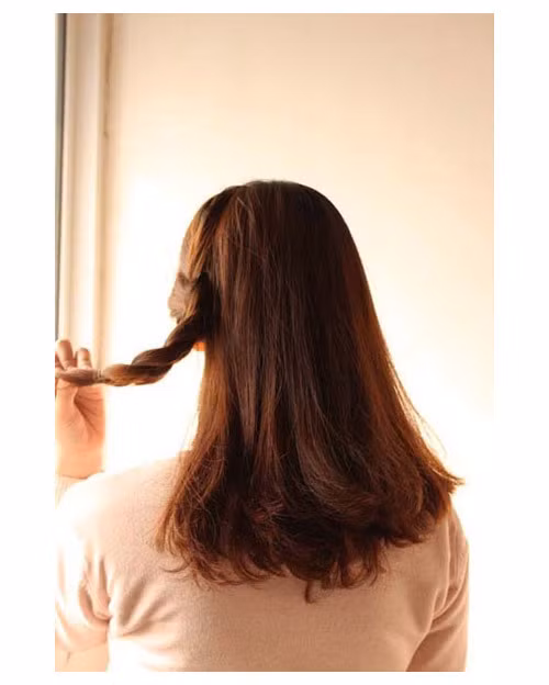 Để xõa tóc và chải mượt Lấy một phần tóc bên trái tết xuôi xuống Sau đó cột lại bằng chun hơi lệch sang bên cho điệu nhé! Tiếp theo, bạn tách đôi tóc ra và lộn phần đuôi tóc lên trên rồi luồn xuống dưới Phần đuôi tóc cuốn gọn lại hướng lên trên và lấy kẹp tăm, ghim chắc Và đây là kết quả của chúng ta. Hãy sử dụng thêm những phụ kiện như nơ, kẹp hoa xinh xắn để cài lên tóc.