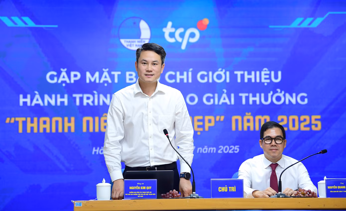 Anh Nguyễn Kim Quy - Ủy viên Ban Thường vụ T.Ư Đoàn, Phó chủ tịch thường trực T.Ư Hội LHTN Việt Nam và ông Nguyễn Quang Hiền Huy - Tổng Giám đốc Công ty TCP Việt Nam trao đổi với báo chí. Ảnh: Xuân Tùng