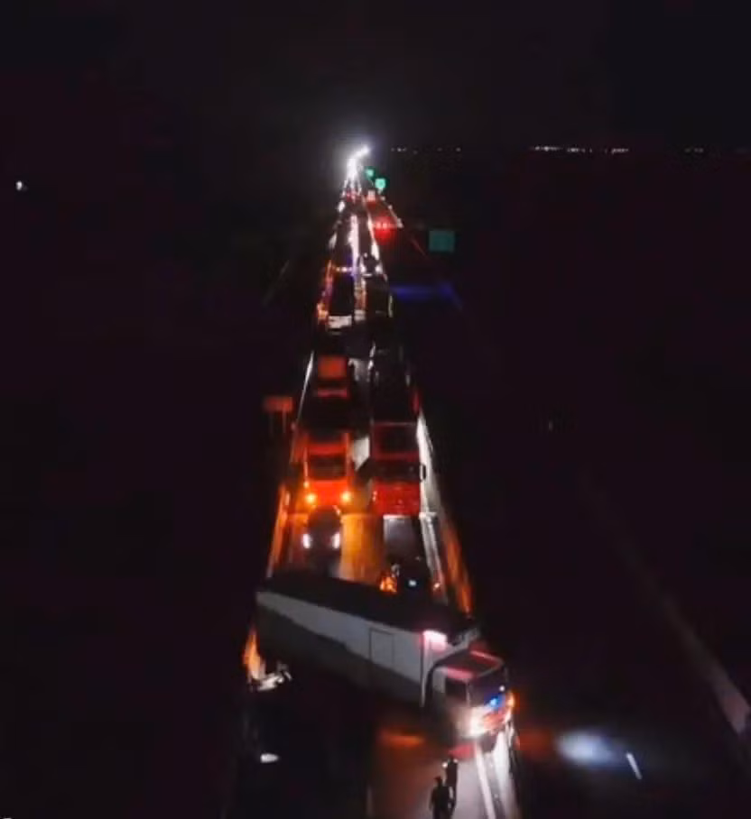 Chiếc xe tải nằm chắn ngang trên đường cao tốc Vĩnh Hảo - Phan Thiết bị ách tắc nhiều giờ