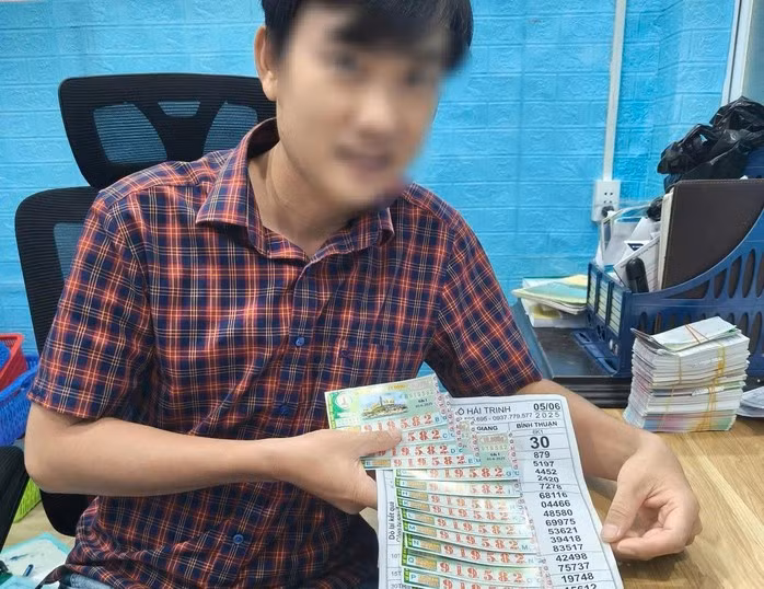 Ông Trần Quang Hải (Chủ đại lý vé số Hải Trinh) lên TP Buôn Ma Thuột xác nhận và đổi thưởng 14 tờ độc đắc Ông Trần Quang Hải (Chủ đại lý vé số Hải Trinh) lên TP Buôn Ma Thuột xác nhận và đổi thưởng 14 tờ độc đắc