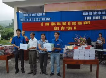Tặng đồng phục cho học sinh nghèo vùng cao