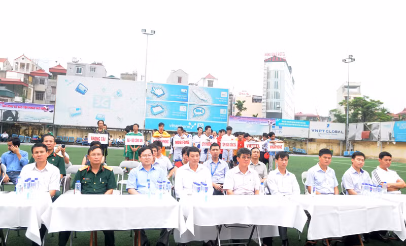 Các đại biểu và bảy đội bóng tham dự giải