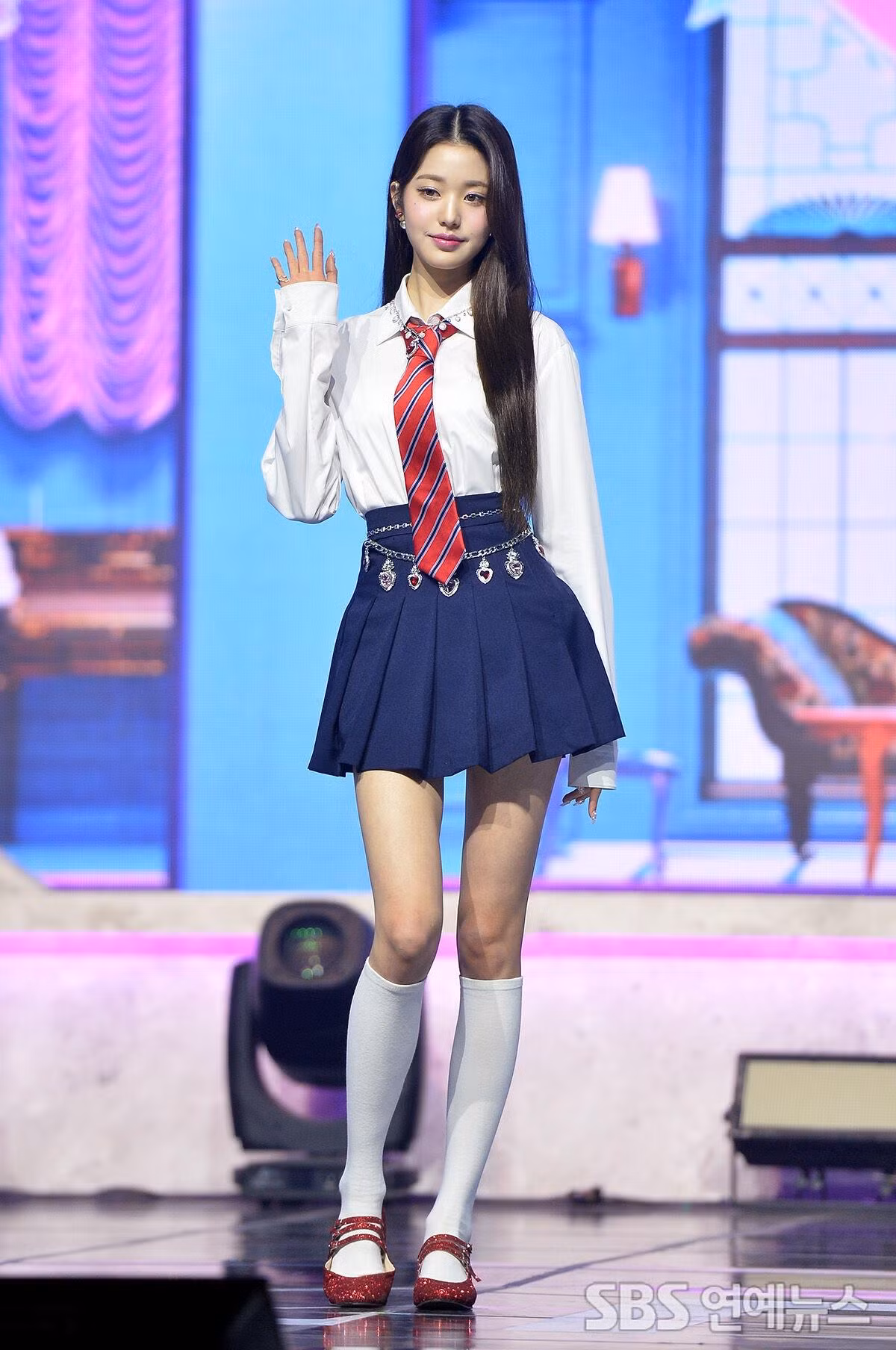 Jang Won Young được đánh giá là một trong những thần tượng đẹp nhất Kpop thế hệ thứ 4. Người hâm mộ gọi cô với nhiều danh xưng như "nữ thần Kpop thế hệ mới", "nữ hoàng visual thế hệ mới”...