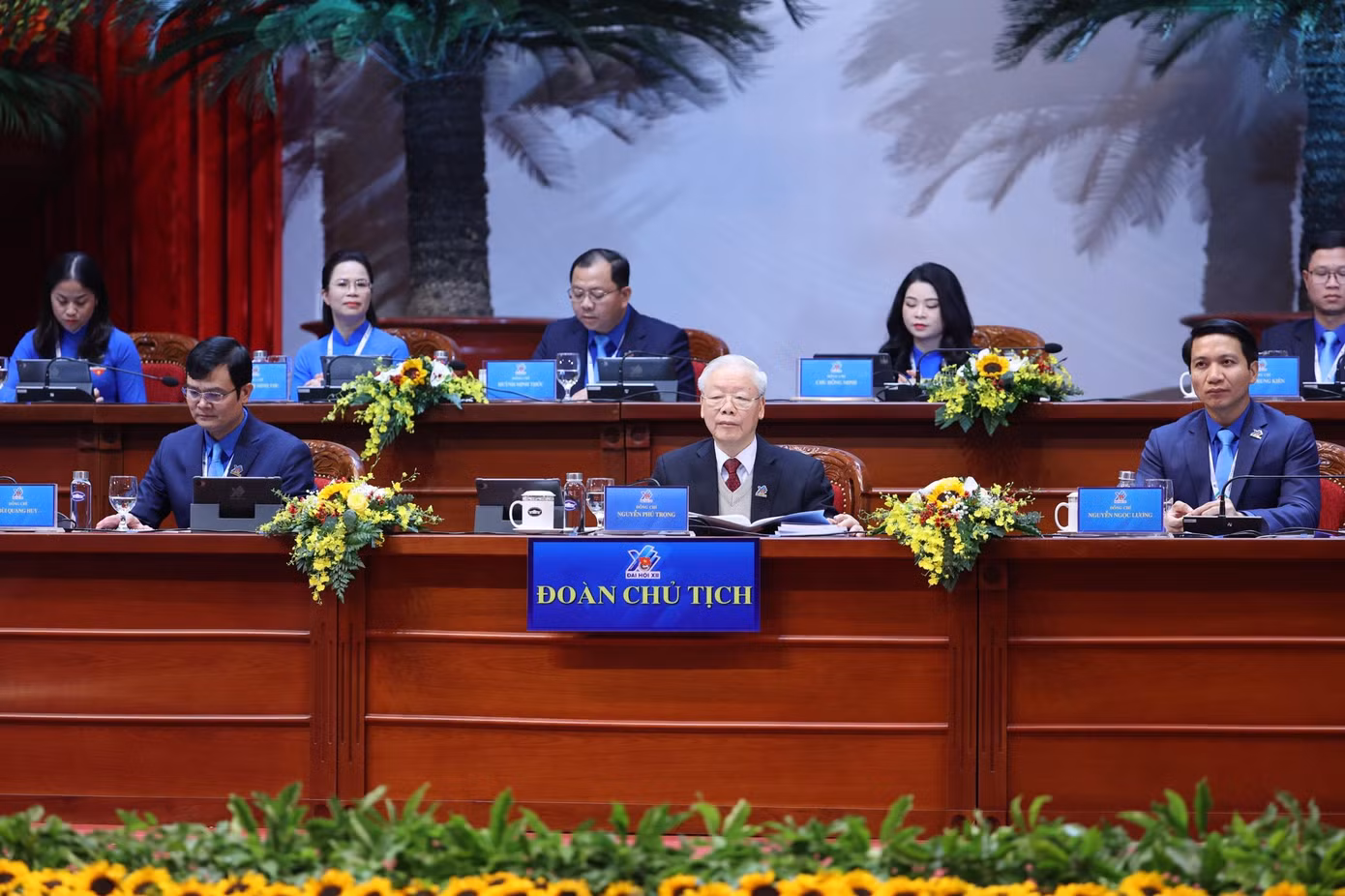 Tham gia Đoàn Chủ tịch Đại hội Đoàn TNCS Hồ Chí Minh lần thứ XII điều hành phiên trọng thể có: Tổng Bí thư Nguyễn Phú Trọng; Chủ tịch nước Nguyễn Xuân Phúc; Chủ tịch Quốc hội Vương Đình Huệ.