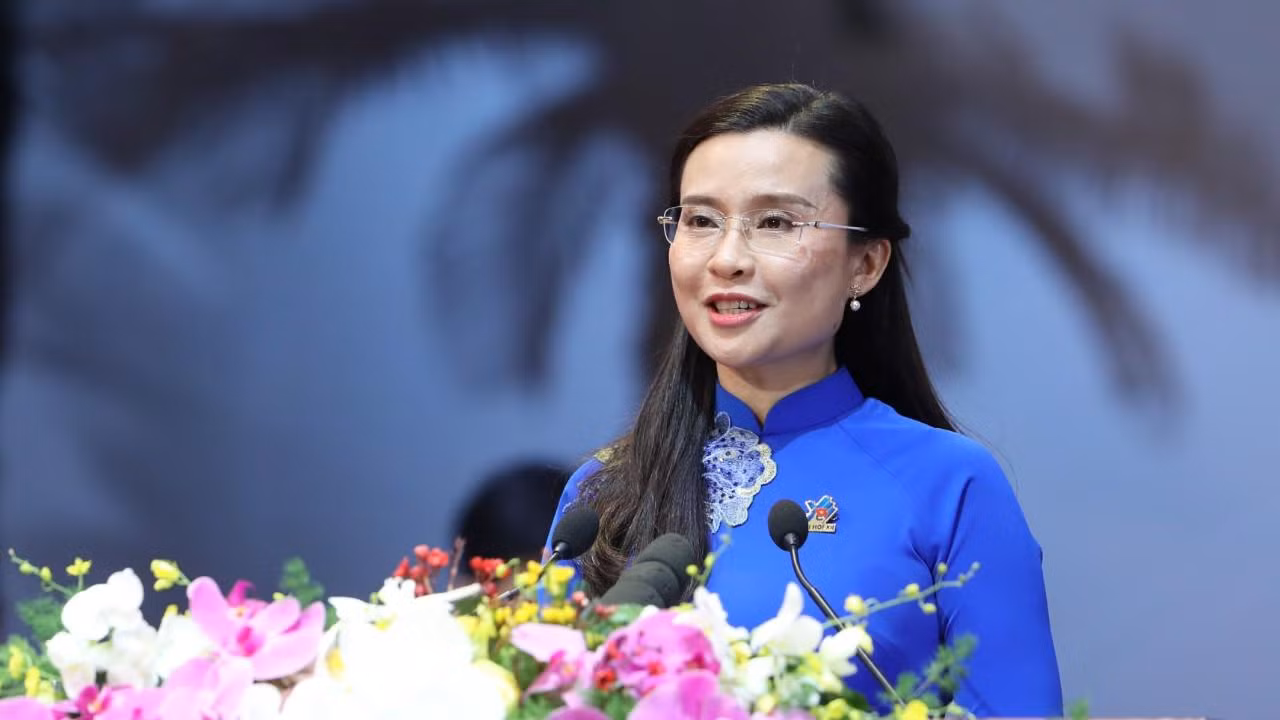 Chị Nguyễn Phạm Duy Trang, Bí thư T.Ư Đoàn, Chủ tịch Hội đồng Đội Trung ương phát biểu đáp từ thiếu nhi.