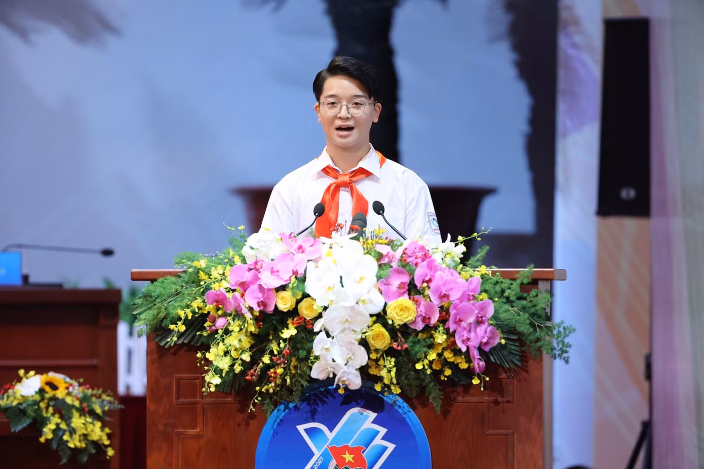 Đại diện thiếu nhi Thủ đô thay mặt thiếu nhi cả nước chúc mừng Đại hội.