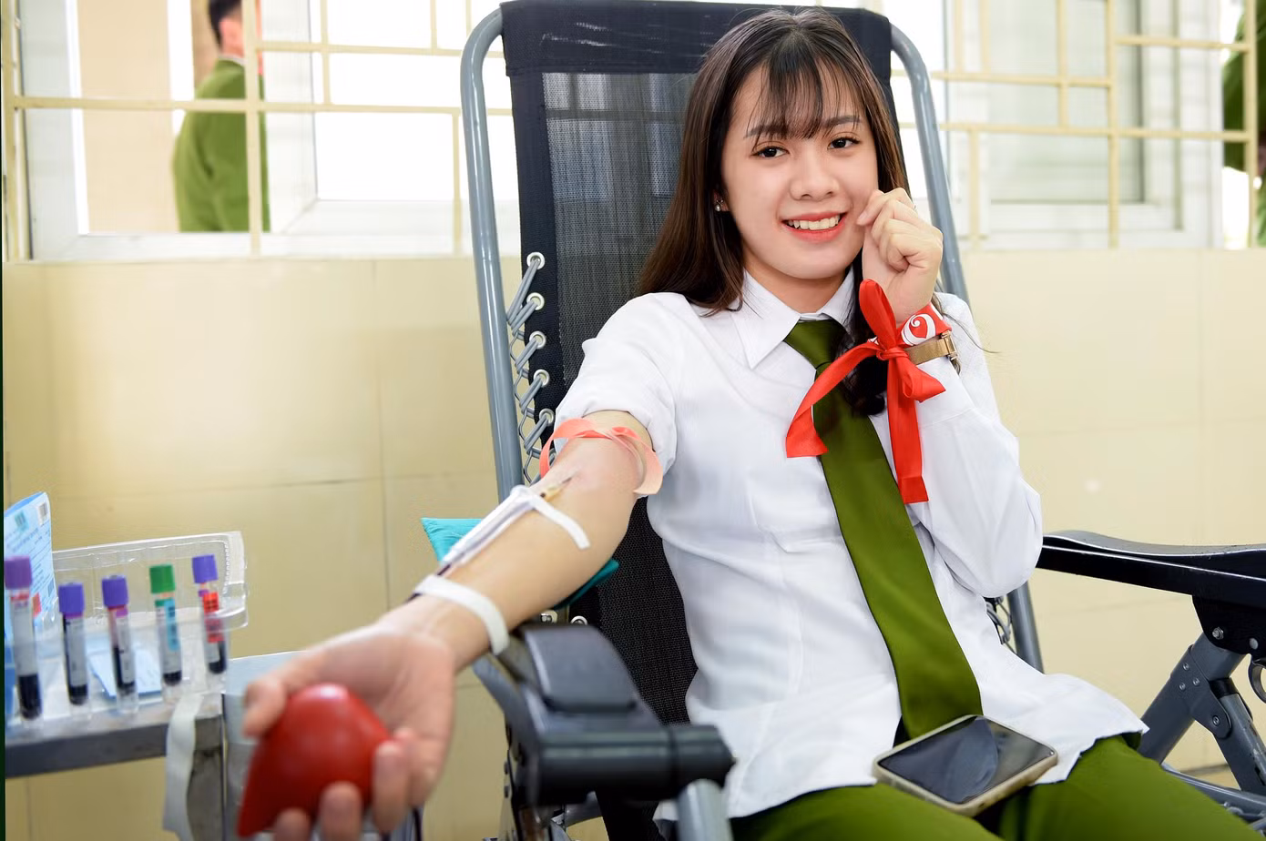 Chủ nhật Đỏ với thông điệp “Hiến máu cứu người - Sinh mệnh của bạn và tôi” được tổ chức lần đầu vào năm 2009. Từ Chủ nhật Đỏ lần thứ nhất do báo Tiền Phong và Viện Huyết học - Truyền máu Trung ương tổ chức với một điểm hiến máu duy nhất tại Hà Nội, tiếp nhận được 96 đơn vị máu, trong suốt những năm qua, báo Tiền Phong và các đơn vị đồng hành là Uỷ ban An toàn Giao thông Quốc gia, Viện Huyết học - Truyền máu Trung ương cùng nhiều đơn vị khác vẫn luôn bền bỉ với sứ mệnh kết nối những tấm lòng nhân ái, sẻ chia giọt máu vì sự sống của người bệnh, kịp thời cứu chữa các nạn nhân tai nạn giao thông và góp phần xây dựng phong trào hiến máu tình nguyện của cả nước lớn mạnh. Trong nhiều năm qua, cán bộ và học viên Học viện Cảnh sát Nhân dân luôn nhiệt tình hưởng ứng, tham gia chương trình.