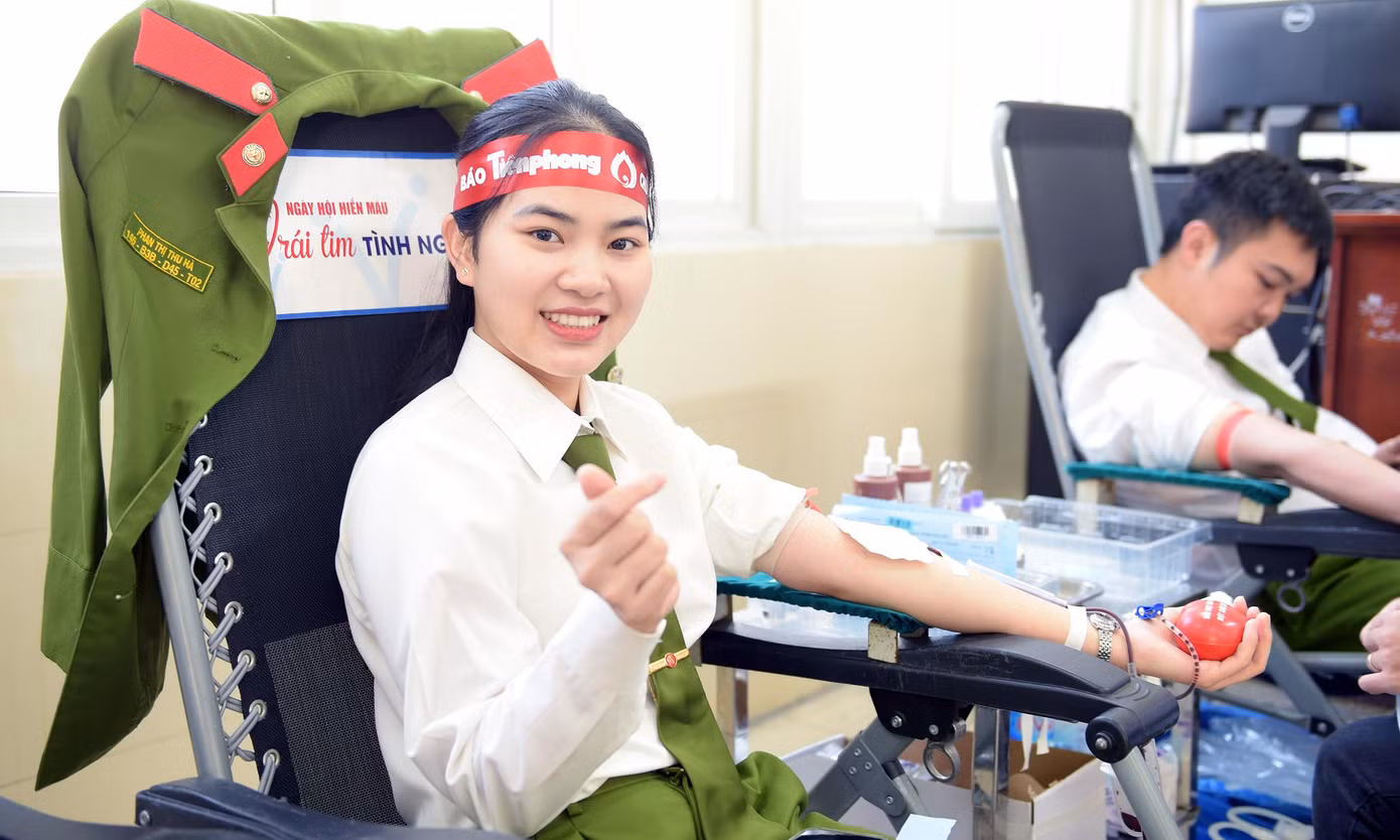 Nữ học viên Phan Thị Thu Hà với niềm vui lần thứ 3 hiến máu để có thể cứu giúp những người bệnh cần máu điều trị, cấp cứu. Ảnh: Xuân Tùng