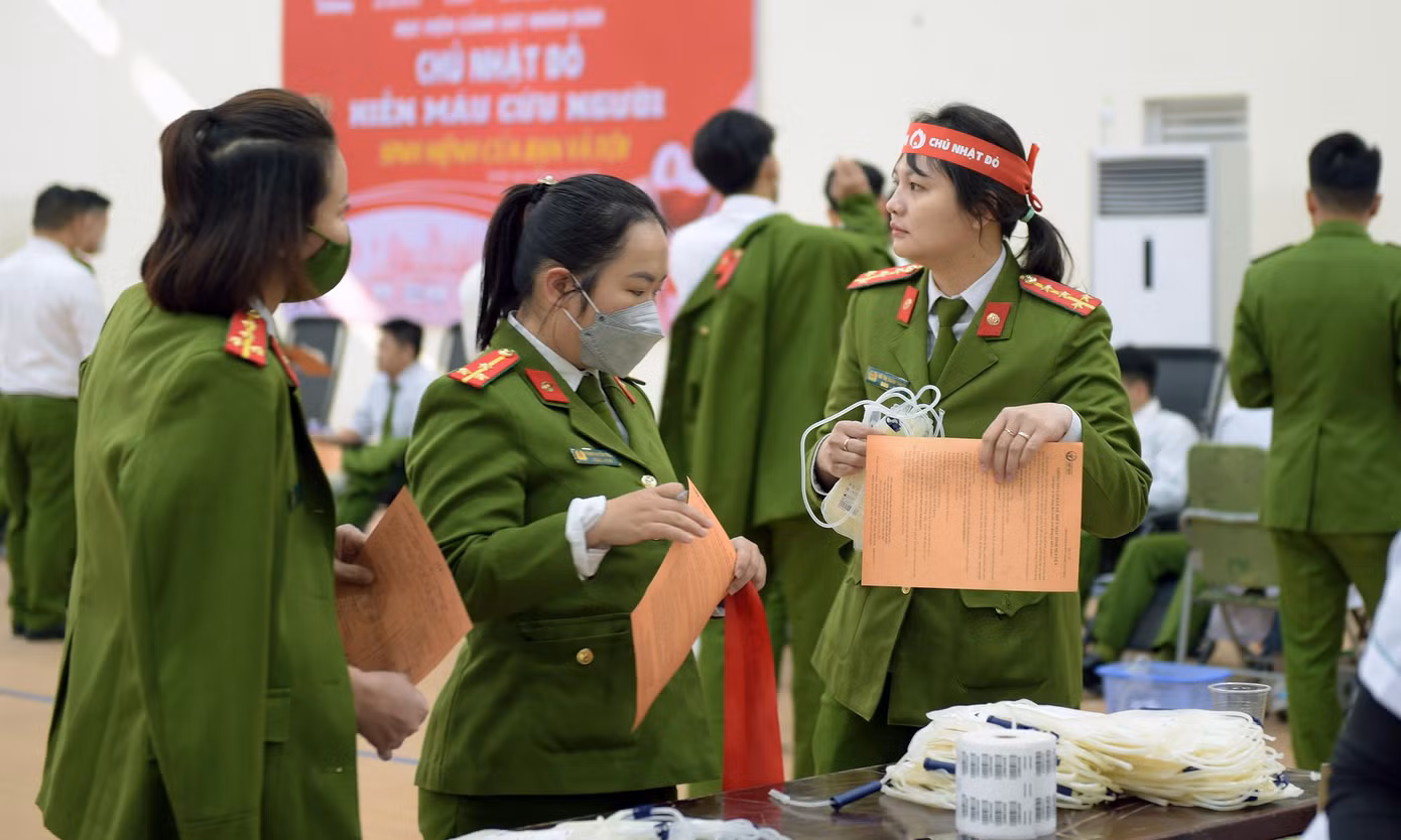 Ngày 19/12, tại Học viện Cảnh sát Nhân dân, chương trình Chủ nhật Đỏ lần thứ XV năm 2023 với thông điệp "Hiến máu cứu người - Sinh mệnh của bạn và tôi" thu hút đông đảo cán bộ, học viên tham gia. Trong đó, có nhiều nữ học viên cảnh sát - những "bông hồng xanh", đang học tại các khoa hình sự, điều tra, ma túy... từng nhiều lần tham gia hiến máu tiếp tục chìa cánh tay thực hiện nghĩa cao đẹp. Ảnh: Xuân Tùng