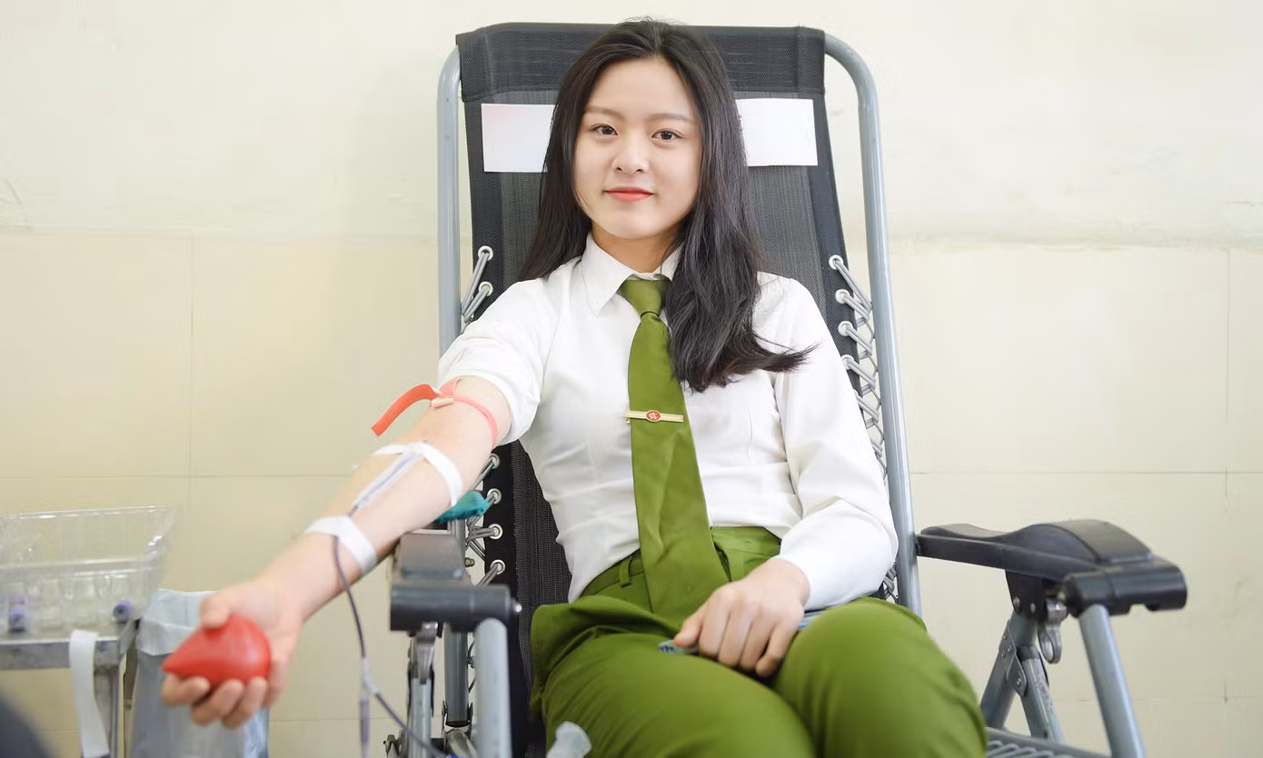 Nữ học viên Nguyễn Thị Bích Huệ lần thứ 5 hiến máu: "Tôi thấy hiến máu là hoạt động ý nghĩa vì có thể góp một phần nhỏ để hỗ trợ những người mắc bạo bệnh", Huệ nói. Ảnh: Xuân Tùng.