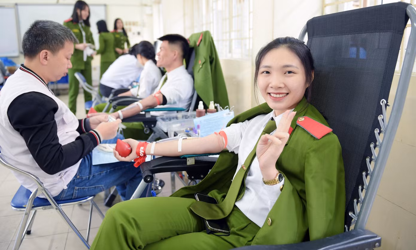 Nữ học viên Cù Thị Mỹ Kim lần thứ 4 hiến máu, trong đó có 2 lần hiến máu trong chương trình Chủ nhật Đỏ. Kim ấn tượng với không khí sôi động và tinh thần tình nguyện vì cộng đồng của những người tham gia hiến máu trong chương trình; sự chuyên nghiệp và tận tình của đội ngũ y tế phục vụ tại chương trình. "Hôm nay thời tiết lạnh hơn, nhưng không vì thế mà giảm đi tinh thần của mọi người tham gia chương trình", Kim nói. Ảnh: Xuân Tùng