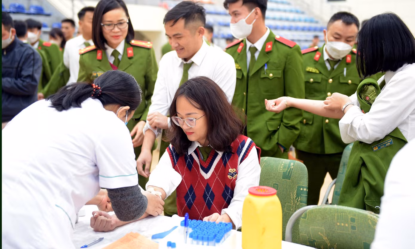 Ngày 19/12, tại Học viện Cảnh sát Nhân dân, chương trình Chủ nhật Đỏ lần thứ XV năm 2023 với thông điệp "Hiến máu cứu người - Sinh mệnh của bạn và tôi" thu hút đông đảo cán bộ, học viên tham gia. Trong đó, có nhiều nữ học viên cảnh sát - những "bông hồng xanh", đang học tại các khoa hình sự, điều tra, ma túy... từng nhiều lần tham gia hiến máu tiếp tục chìa cánh tay thực hiện nghĩa cao đẹp. Ảnh: Xuân Tùng