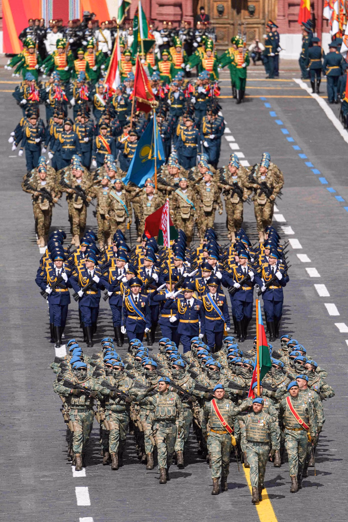 13 khối quân nhân quốc tế tham gia lễ duyệt binh sáng 9/5 trên Quảng trường Đỏ theo thứ tự: Azerbaijan, Belarus, Kazakhstan, Kyrgyzstan, Tajikistan, Turkmenistan, Uzbekistan, Việt Nam, Ai Cập, Trung Quốc, Lào, Mông Cổ, Myanmar. (Ảnh: Sputnik)