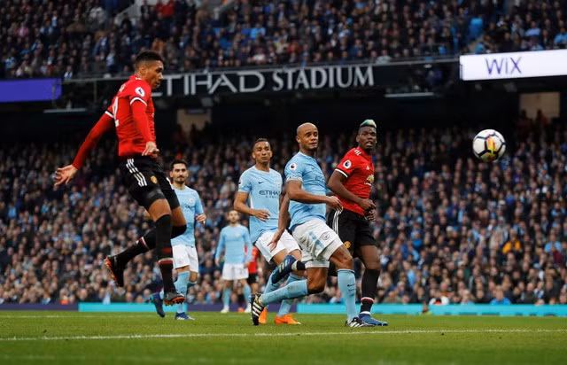 Mourinho thì thầm điều gì với Guardiola khi M.U hạ Man City? ảnh 1