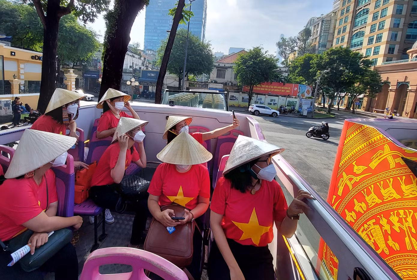 Du khách trải nghiệm xe buýt 2 tầng tại TPHCM