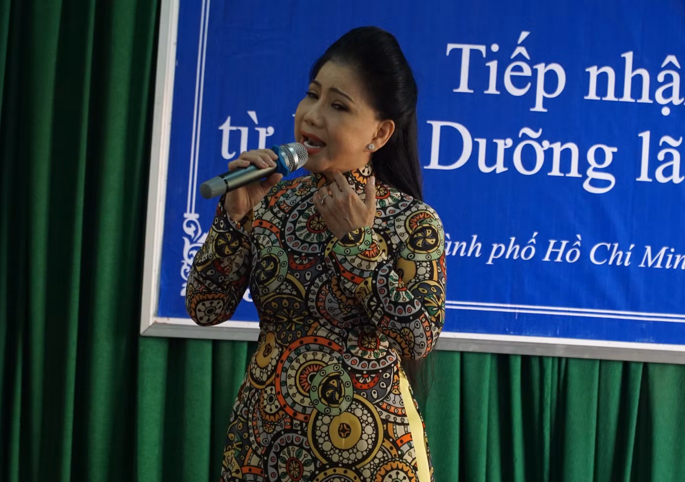 Nghệ sĩ Phượng Loan hát tặng các nghệ sĩ lão thành bài ca tân cổ giao duyên Cánh thiệp đầu xuân.