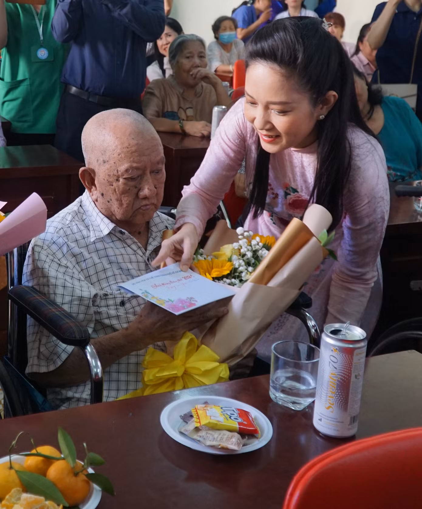 NSND Thanh Thúy tặng quà cho nghệ sĩ Mạc Can.