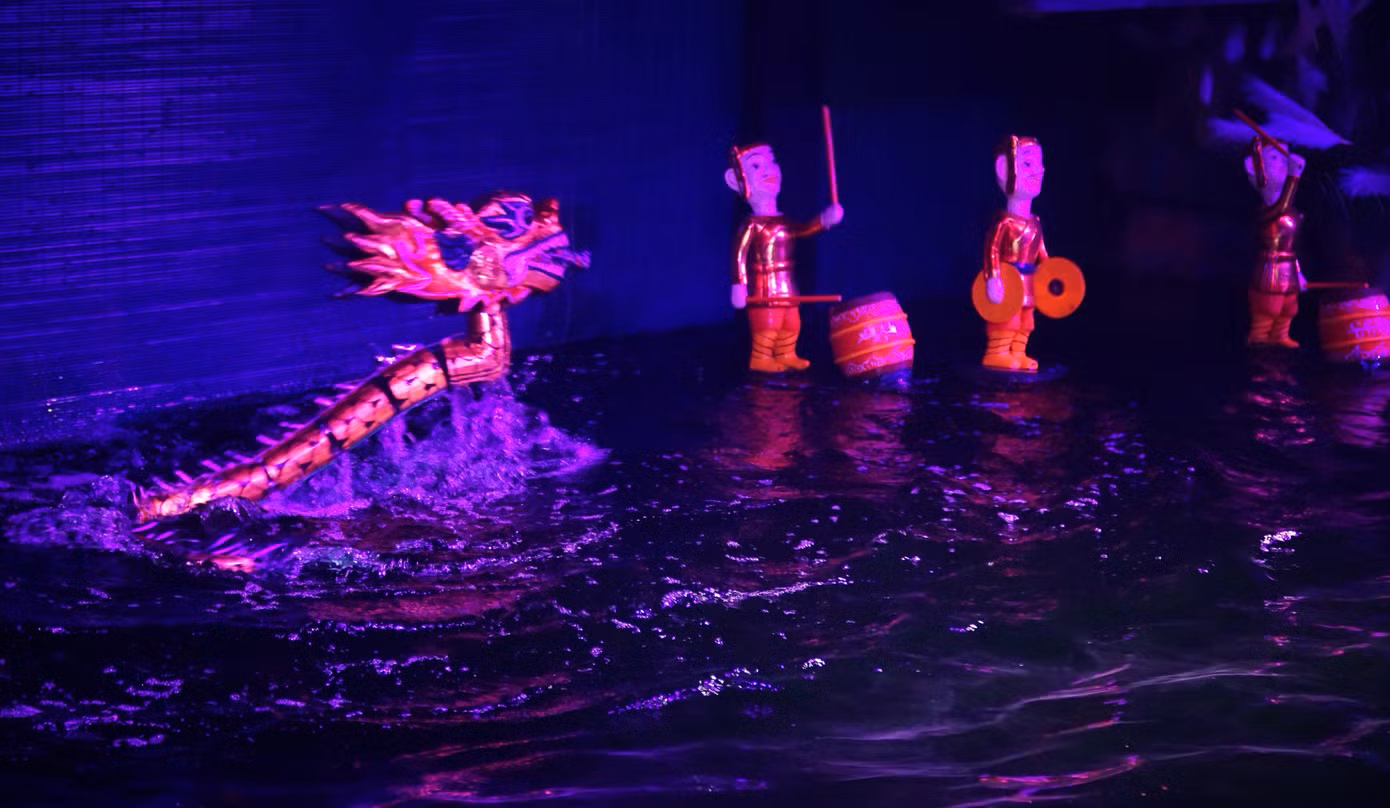 Khung cảnh hội làng trong vở diễn.