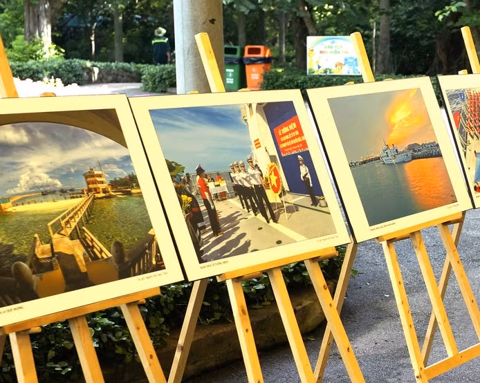 Triển lãm ảnh Hướng về Trường Sa - Nhà giàn thân yêu.