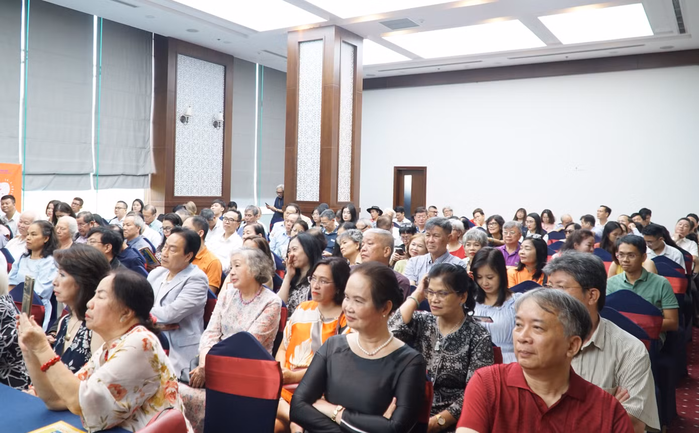 Hàng trăm bạn đọc tại TPHCM tham dự buổi ra mắt cuốn sách