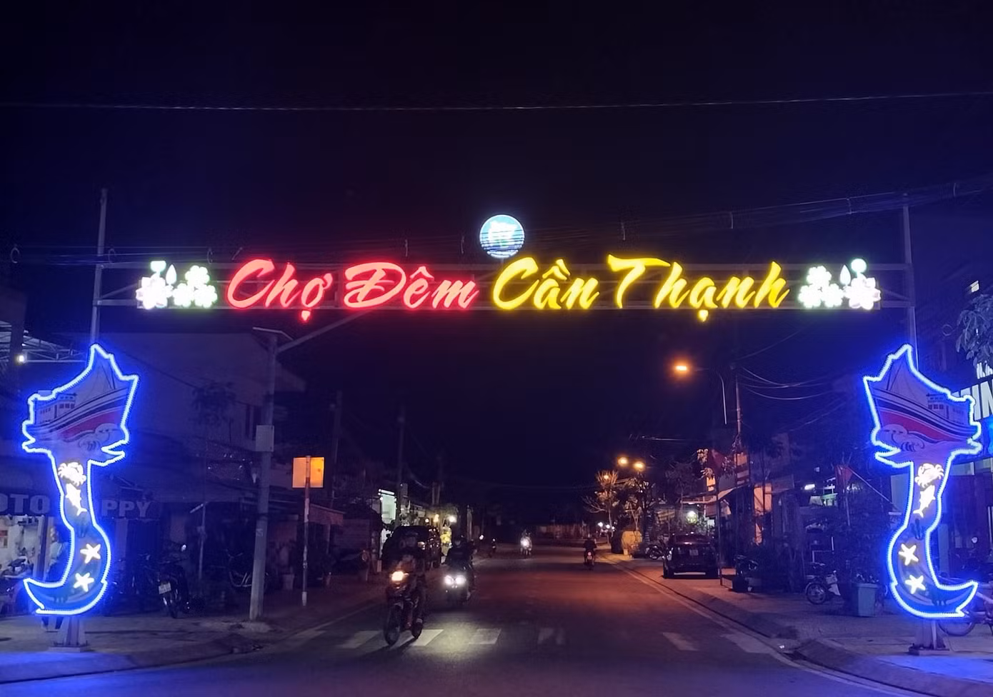 Cổng Chợ đêm Cần Thạnh (Cần Giờ)
