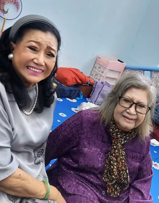 NSND Kim Cương chia sẻ niềm vui với NSƯT Diệu Hiền.
