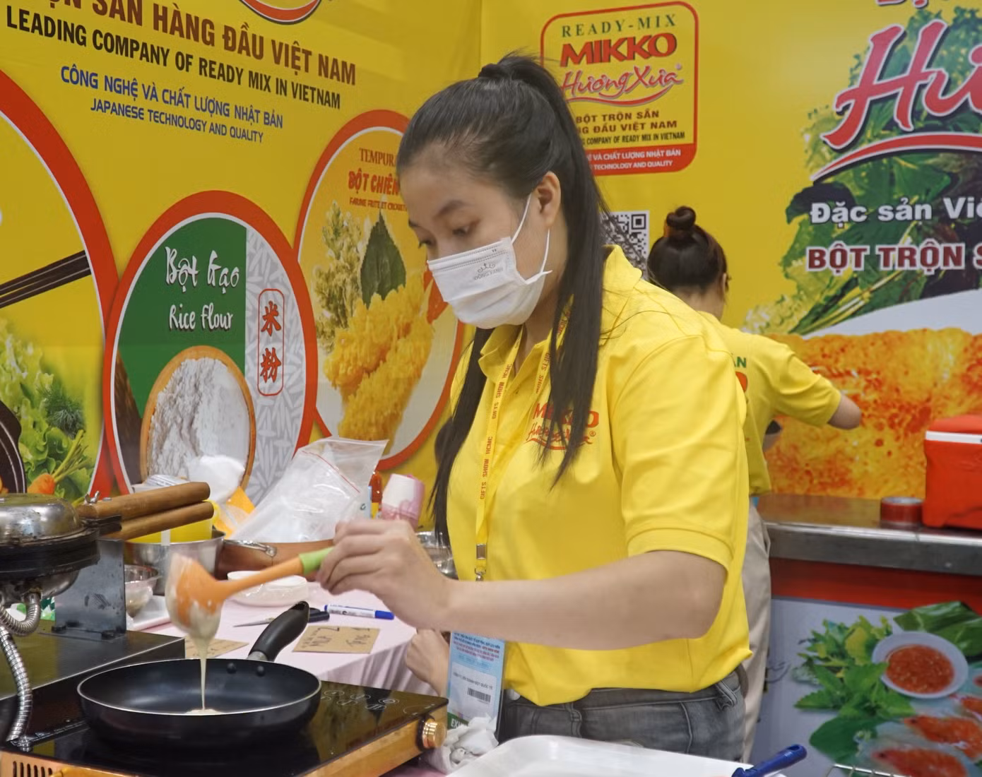 Cô gái miền Tây đổ bánh xèo