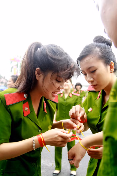 Giúp nhau đeo dây băng biểu diễn