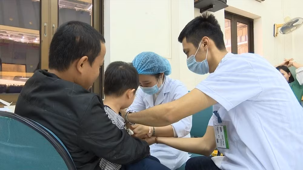 Đình chỉ thêm một phó hiệu trưởng vụ 'cho trẻ ăn thịt lợn nhiễm sán' ảnh 2