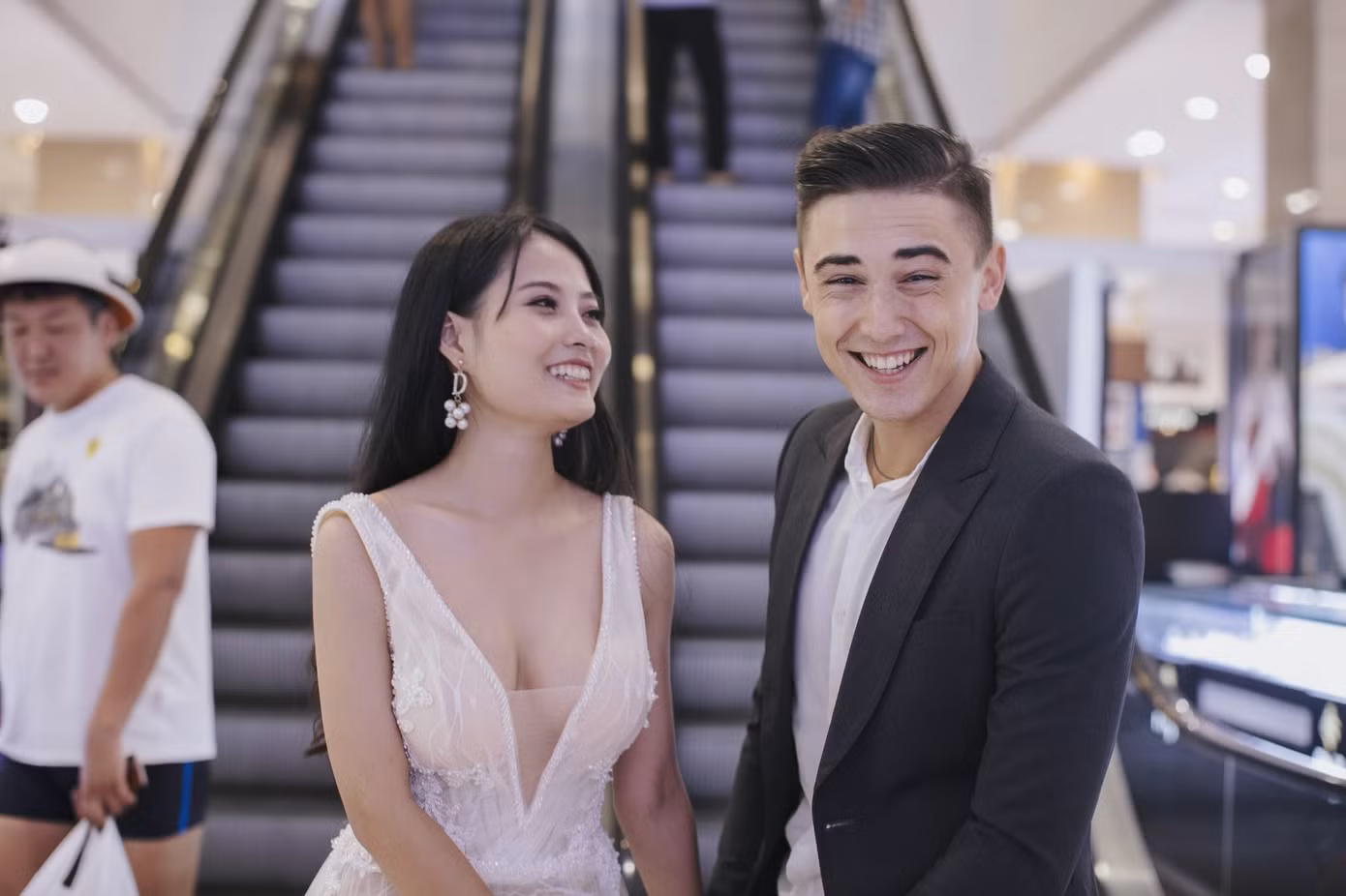 Danh tính cặp đôi có “chú rể Tây” cực điển trai trong loạt ảnh hot nhất tuần ảnh 2