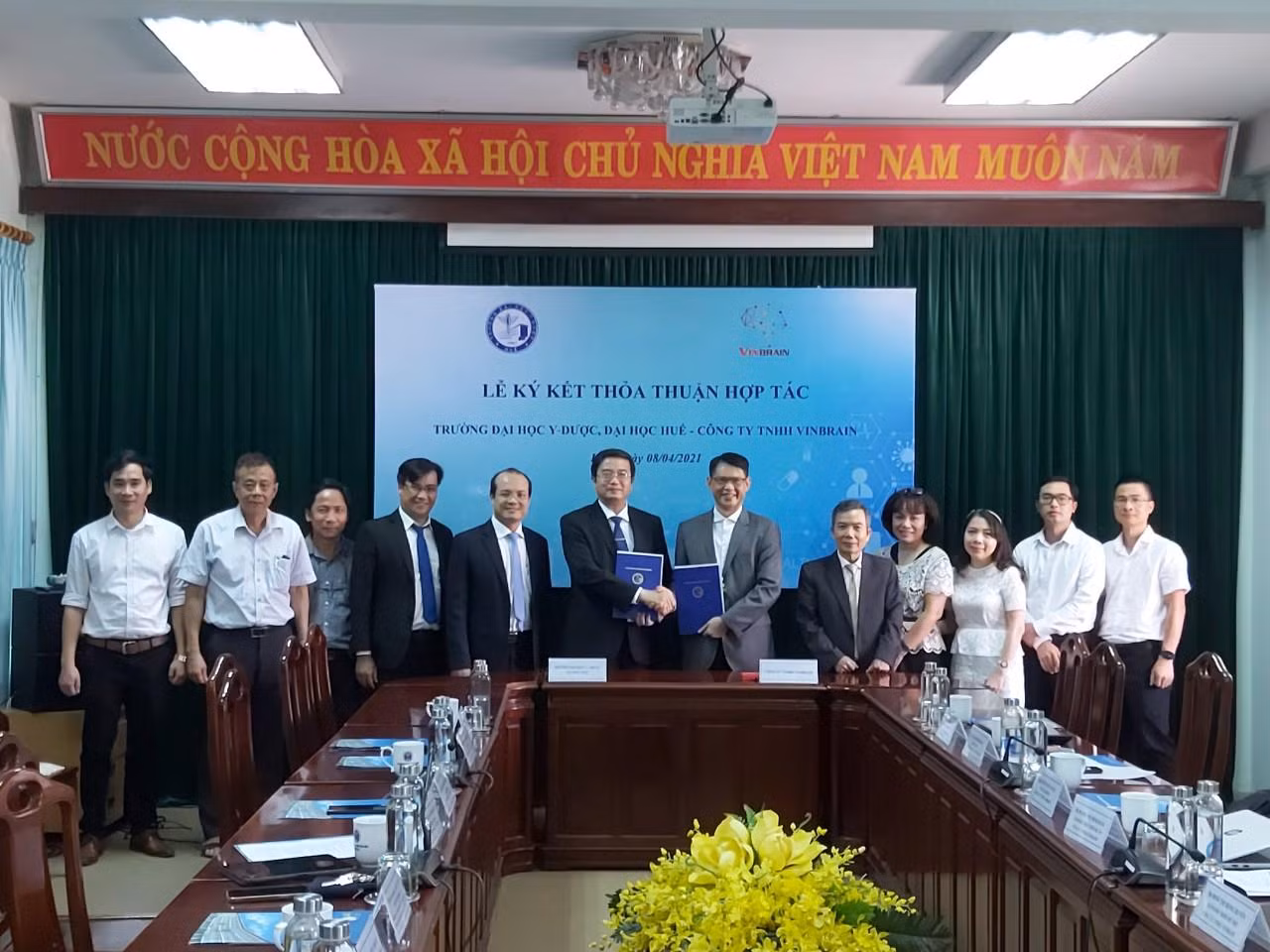 GS.TS. Nguyễn Vũ Quốc Huy, Hiệu trưởng Trường Đại học Y-Dược Huế và Ông Trương Quốc Hùng, Tổng Giám Đốc Công ty VinBrain ký kết Thỏa thuận Hợp tác