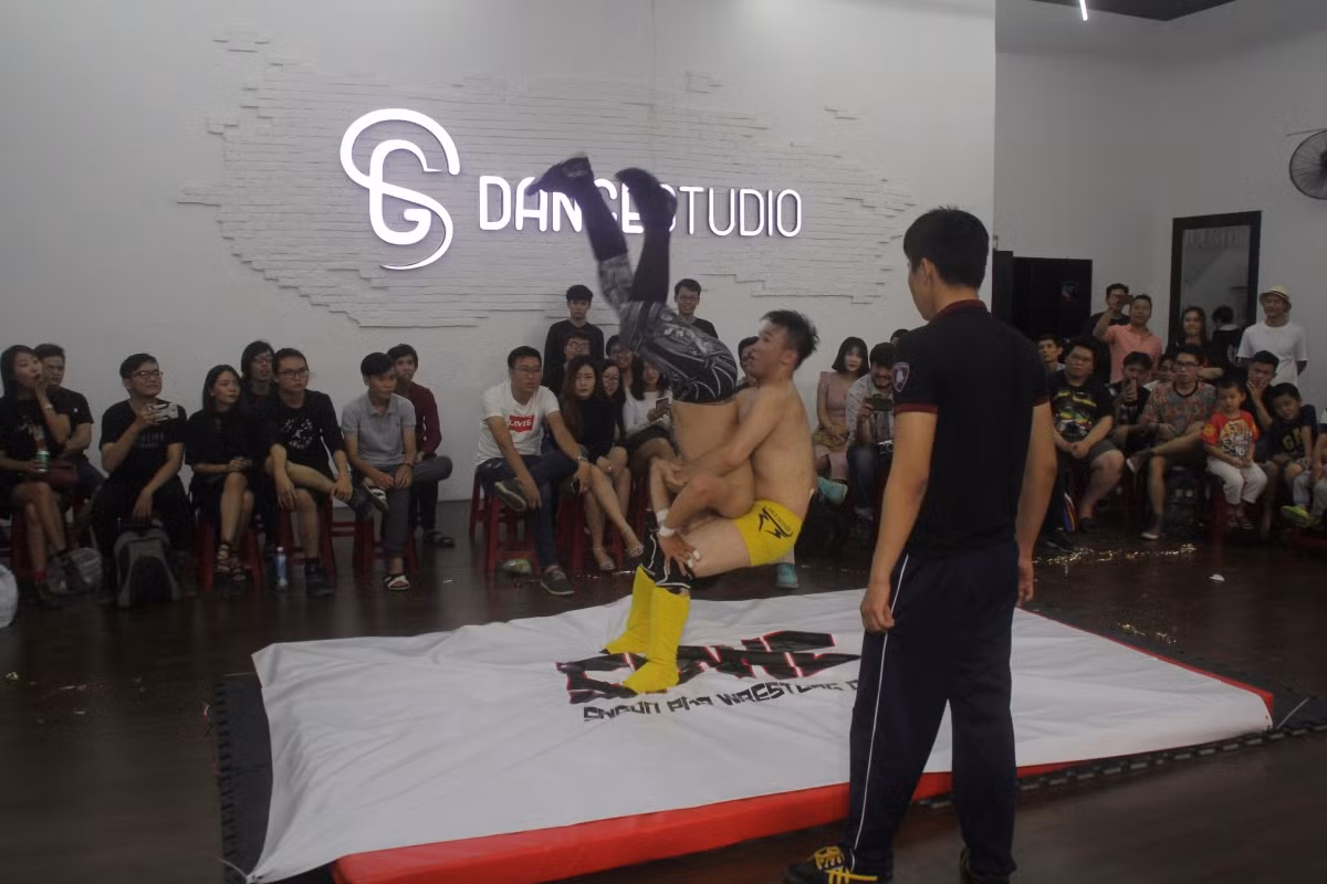 Mục kích bạn trẻ Sài Gòn đấu vật kiểu Mỹ ảnh 6