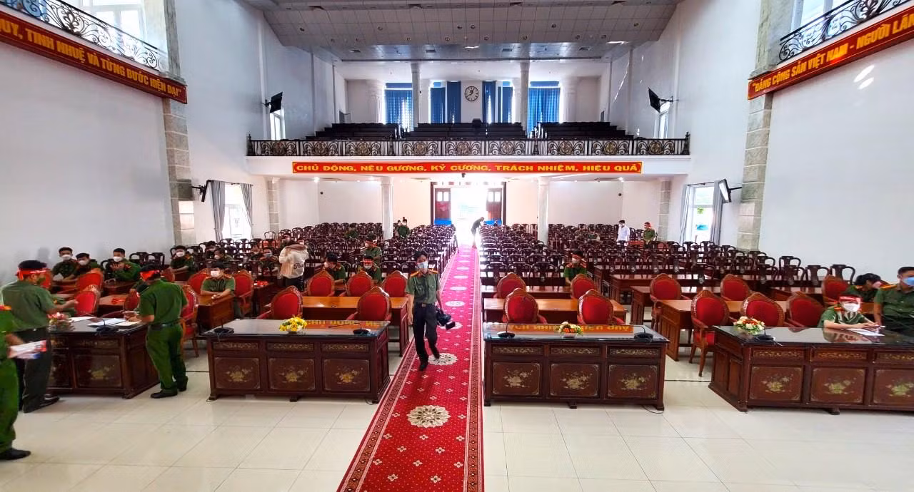 Quang cảnh buổi hiến máu tại Công an TP Cần Thơ, đảm bảo khoảng cách an toàn - Ảnh: Kim Hà.