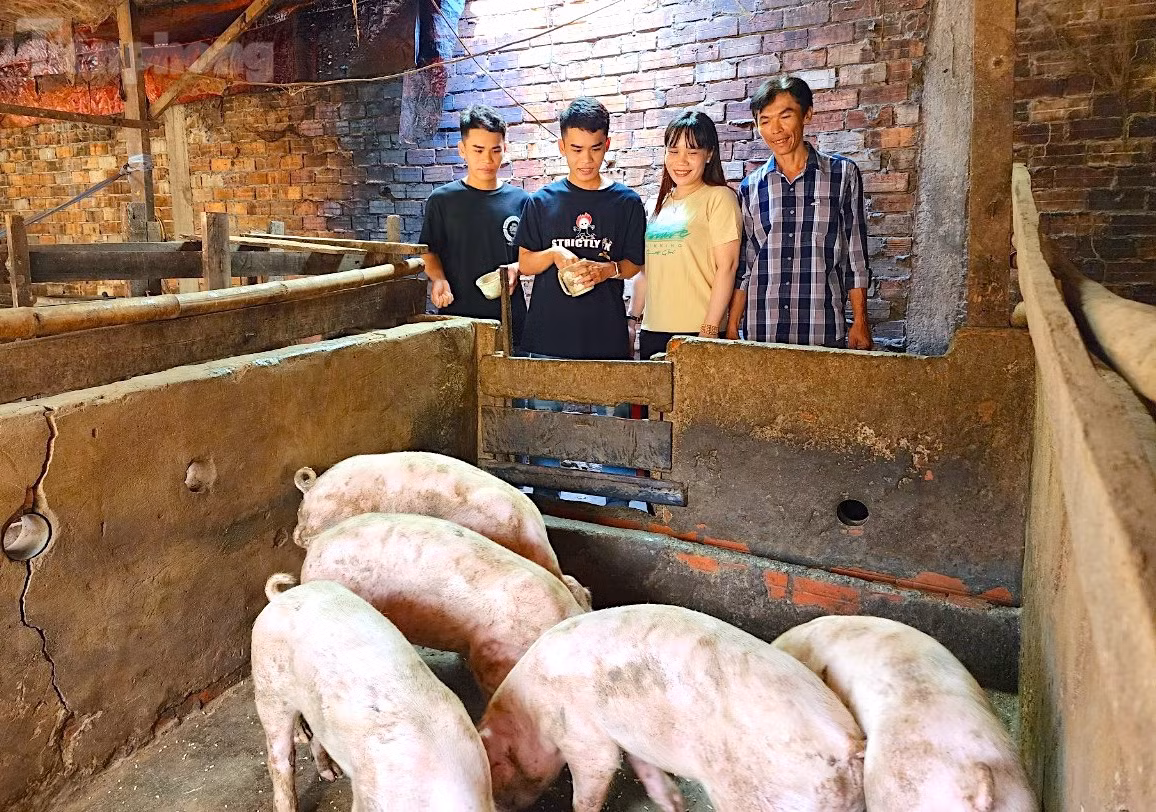 Anh Phát cho biết, anh làm nghề thợ sắt, còn vợ ở nhà nội trợ và chăn nuôi heo; gia đình chỉ có 2 đứa con nên vợ chồng anh mong muốn con được rèn luyện trở thành một người bản lĩnh, tự tin, một công dân tốt và có nghề nghiệp ổn định sau khi xuất ngũ. Do đó, khi các con đủ tuổi nghĩa vụ quân sự và được trúng tuyển nên vợ chồng anh cùng động viên con tham gia. - Ảnh: Kim Hà