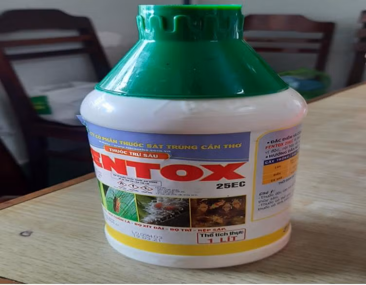 Chai thuốc mà Phú mua để pha vào nước ngọt cho con uống - Ảnh: VKSND TP Cần Thơ.