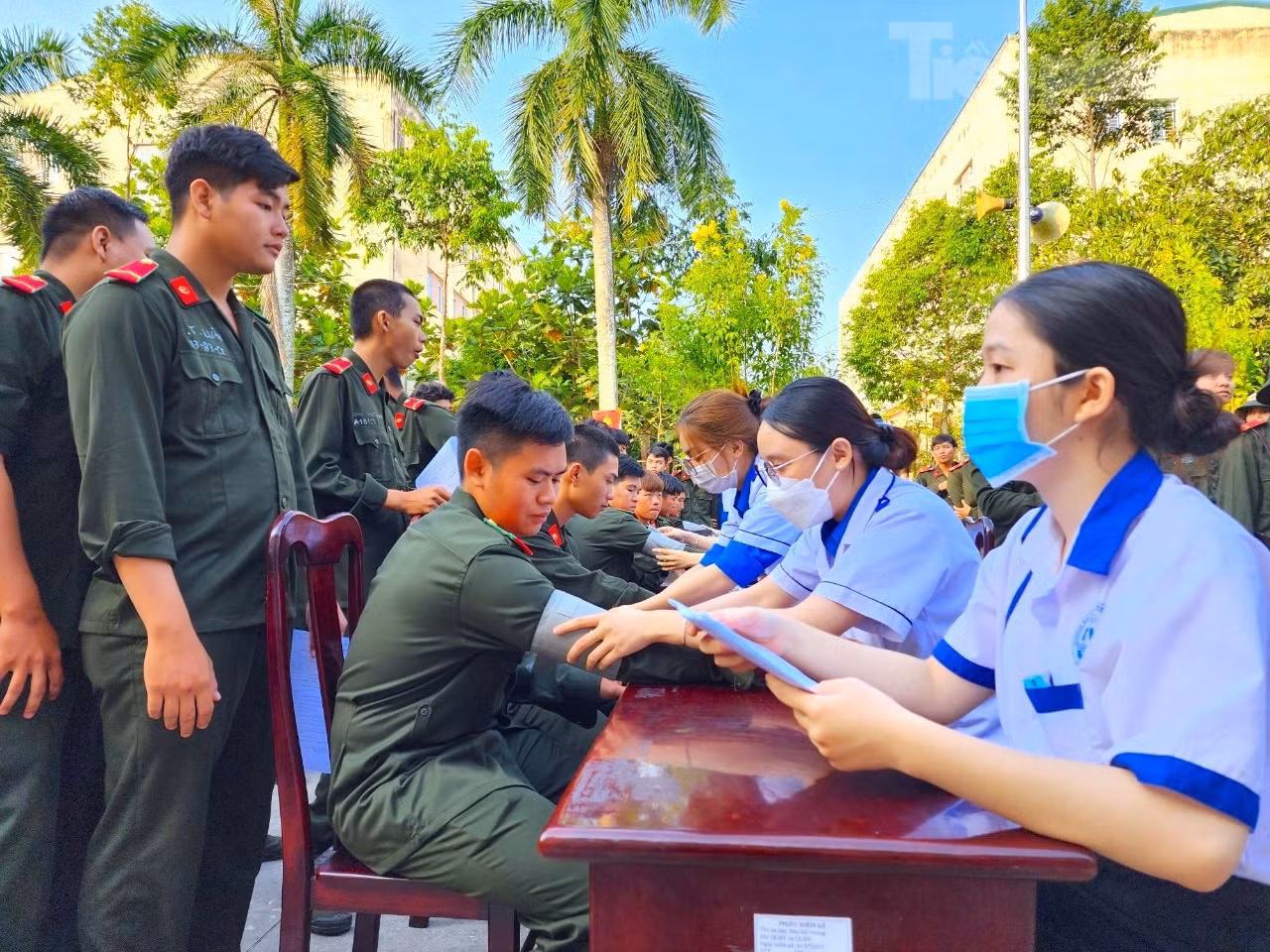 Các tình nguyện viên được kiểm tra huyết áp trước khi cho máu. Ảnh: Kim Hà.