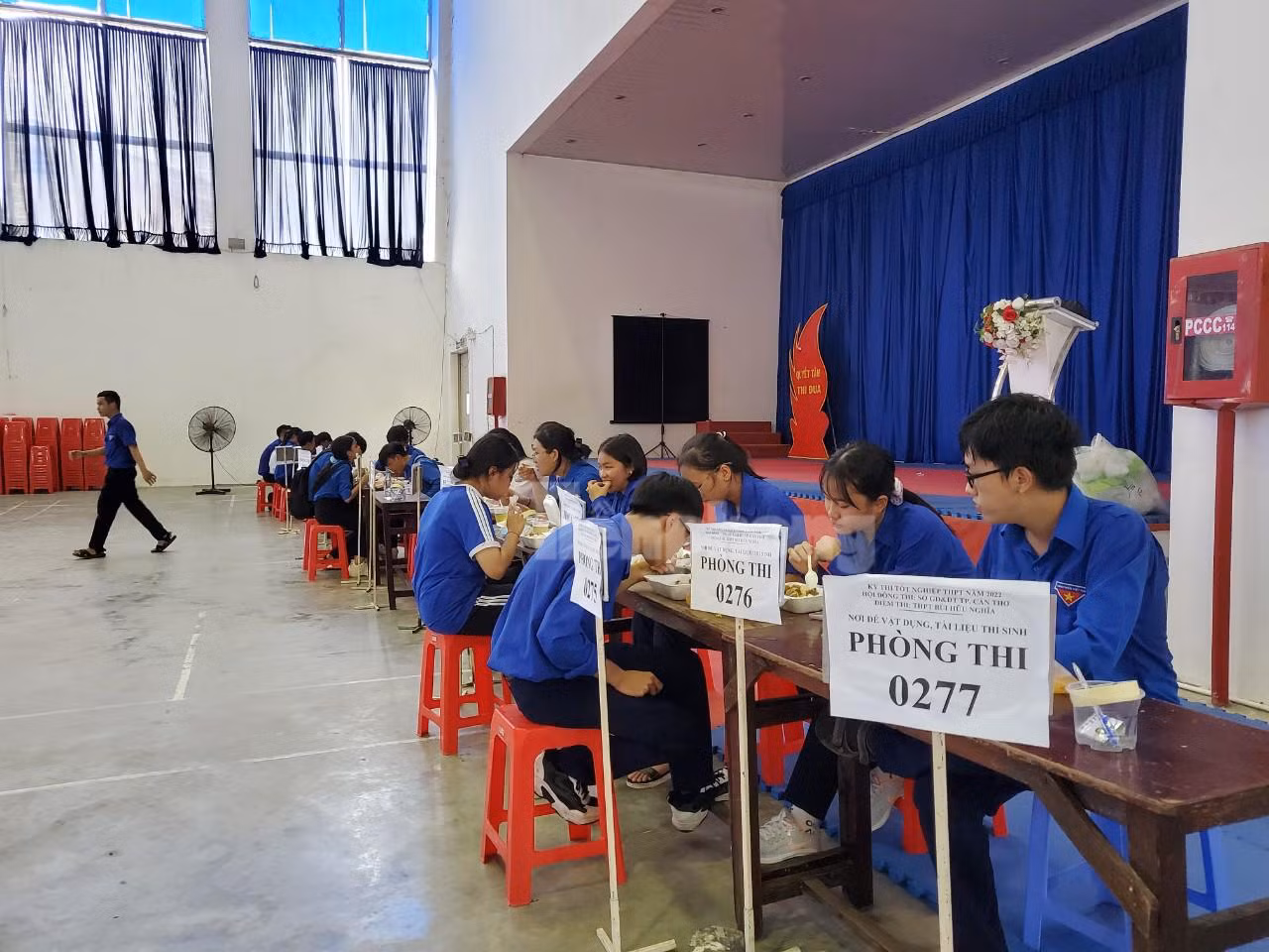 Sở GD&amp;ĐT TP Cần Thơ cho biết, trong môn thi ngữ văn, toàn thành phố có 11.686 thí sinh dự thi, số thí sinh vắng là 29; tỷ lệ dự thi đạt 99,75% - Ảnh: Kim Hà.