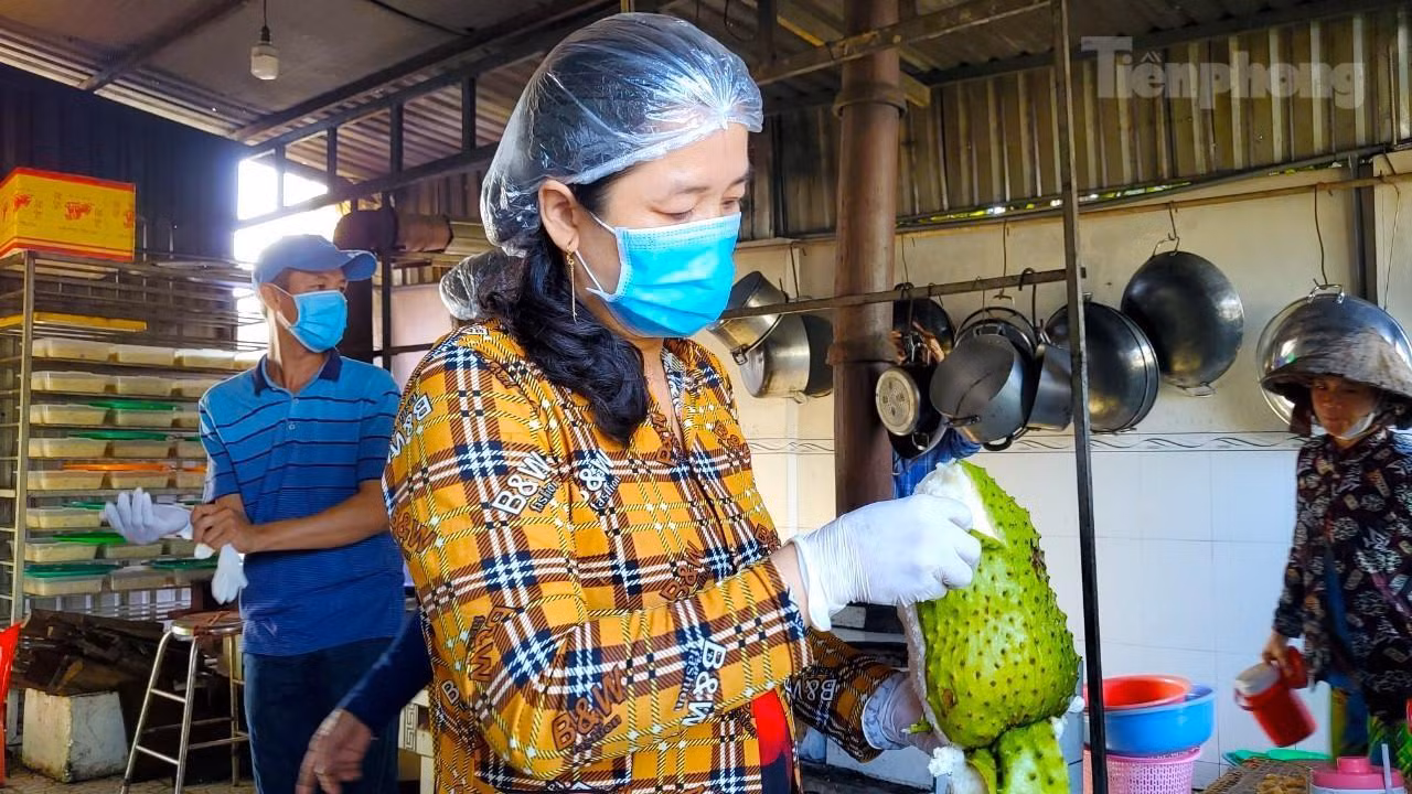 Ví dụ, để cho ra mẻ mứt mãng cầu ngon, người thợ phải thực hiện một loạt công đoạn như: Chọn trái chín cây, lột vỏ, ướp đường, phơi, sấy trên lửa, gói vào giấy kiếng. Còn mứt chanh dây, đầu tiên phải rửa sạch, rồi đem luộc, ướp đường, sấy, phơi... (Ảnh: Kim Hà).