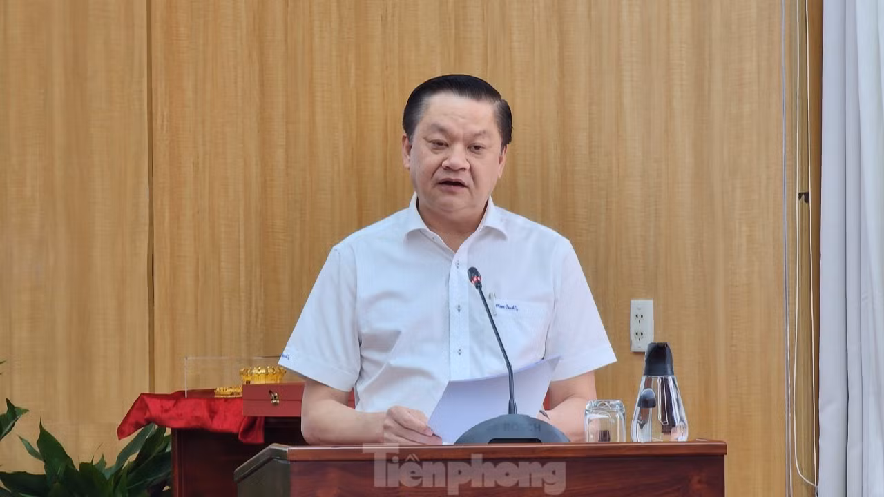 Ông Dương Tấn Hiển – Phó Chủ tịch Thường trực UBND TP Cần Thơ báo cáo tại hội nghị. Ảnh: Kim Hà.